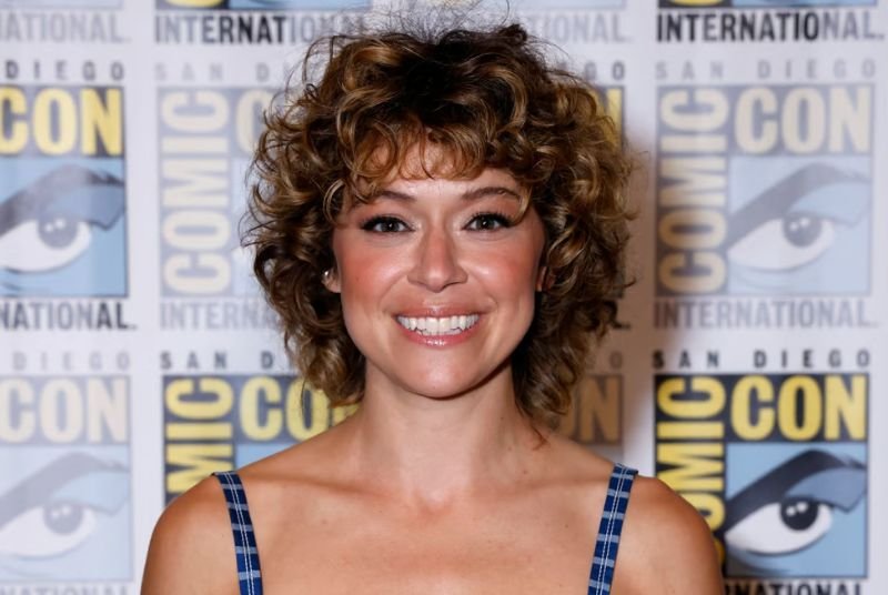 Tatiana Maslany interpretando múltiples personajes en la serie Orphan Black, demostrando su versatilidad actoral.