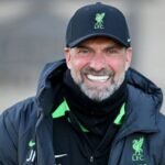 Jürgen Klopp celebrando apasionadamente un gol del Liverpool durante un partido en Anfield.