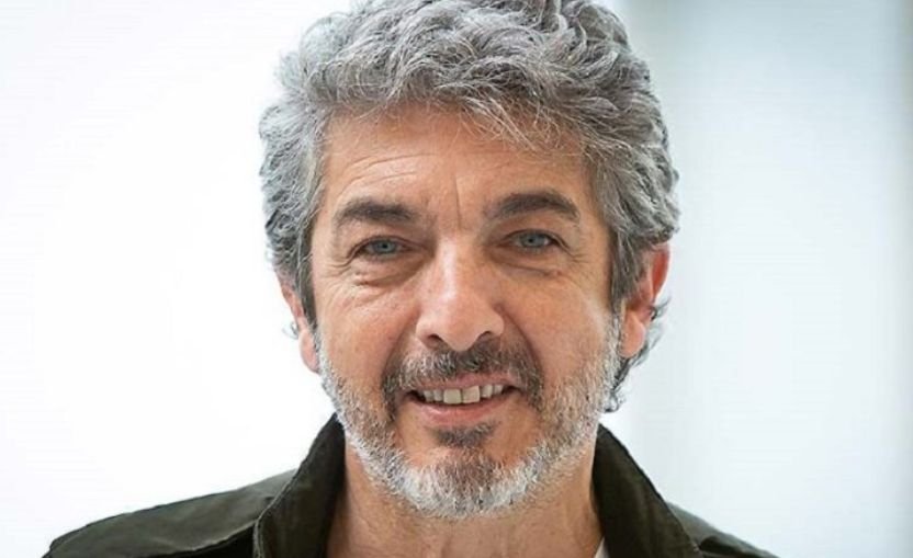 Ricardo Darín en primer plano durante una entrevista, con gesto reflexivo y fondo neutro.