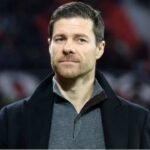 Xabi Alonso dando indicaciones desde la línea de banda durante un partido del Bayer Leverkusen.