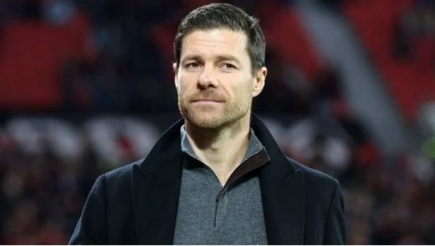 Xabi Alonso dando indicaciones desde la línea de banda durante un partido del Bayer Leverkusen.