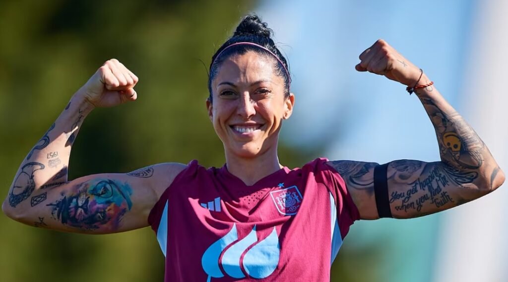 Jenni Hermoso durante un partido con la selección española, mostrando determinación y liderazgo en el campo de juego.