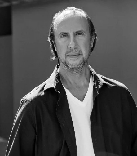 Tony Ward posando en blanco y negro con estética andrógina, cuerpo tatuado y mirada intensa