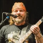 Chizzo Nápoli tocando la guitarra en un recital de La Renga
