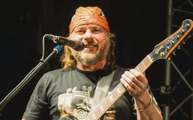Chizzo Nápoli tocando la guitarra en un recital de La Renga