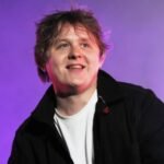 Lewis Capaldi interpretando una balada en vivo con intensidad emocional