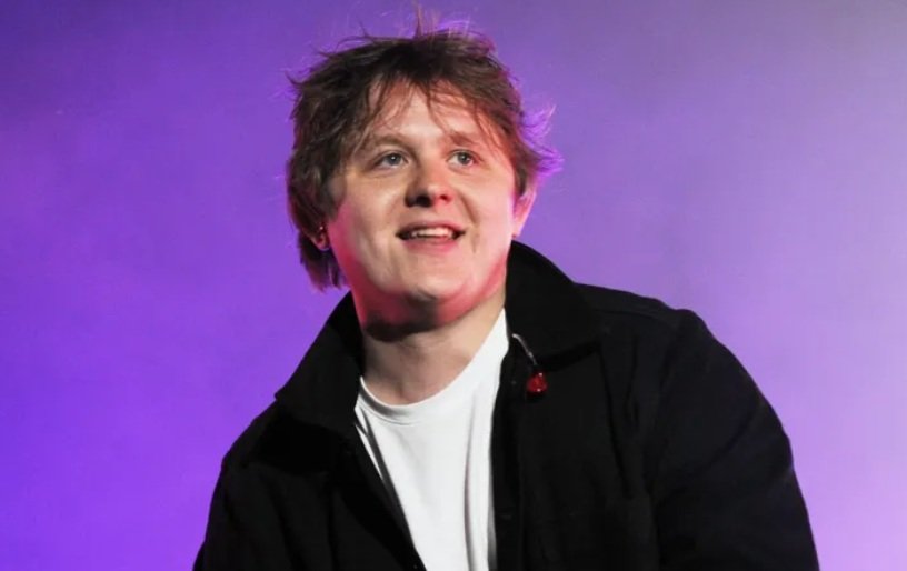Lewis Capaldi interpretando una balada en vivo con intensidad emocional