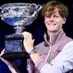 Jannik Sinner en pleno partido, concentrado y con gesto sereno en una cancha de tenis profesional.