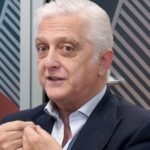 Carlos Molina II en una reunión comunitaria hablando sobre acceso a la justicia