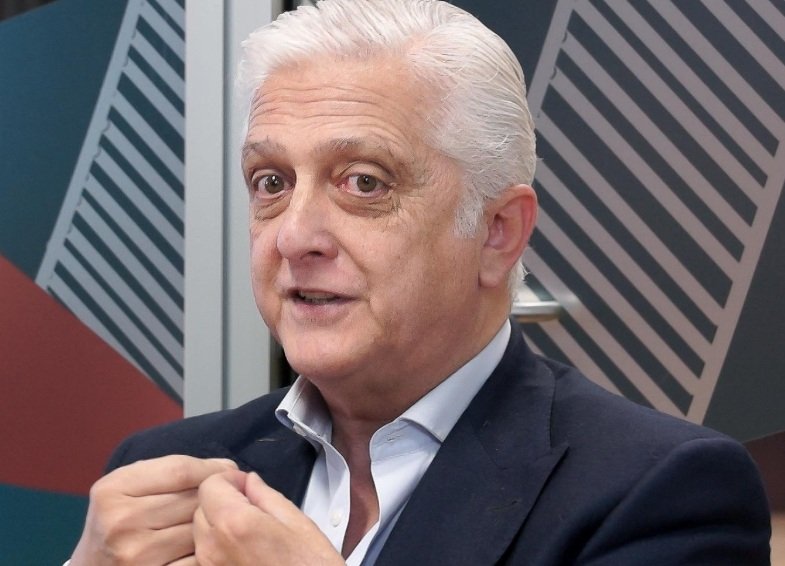 Carlos Molina II en una reunión comunitaria hablando sobre acceso a la justicia